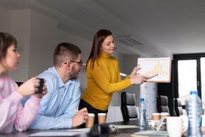 La mejora de la productividad y eficiencia operativa a través de un servicio de TI es esencial para que las empresas mantengan su competitividad en un mercado cada vez más digitalizado.